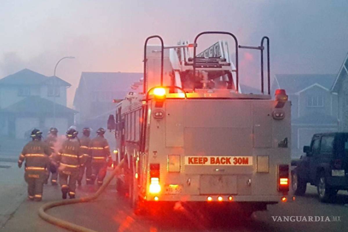 Más de 80 mil de personas evacuadas por incendios en Canadá
