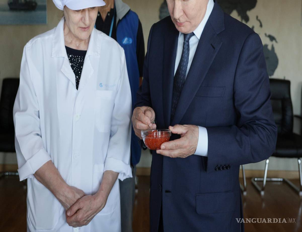 $!El presidente ruso, Vladímir Putin (derecha), visita el complejo de procesamiento de pescado Yasny en la isla Iturup, en la región de Sajalín.