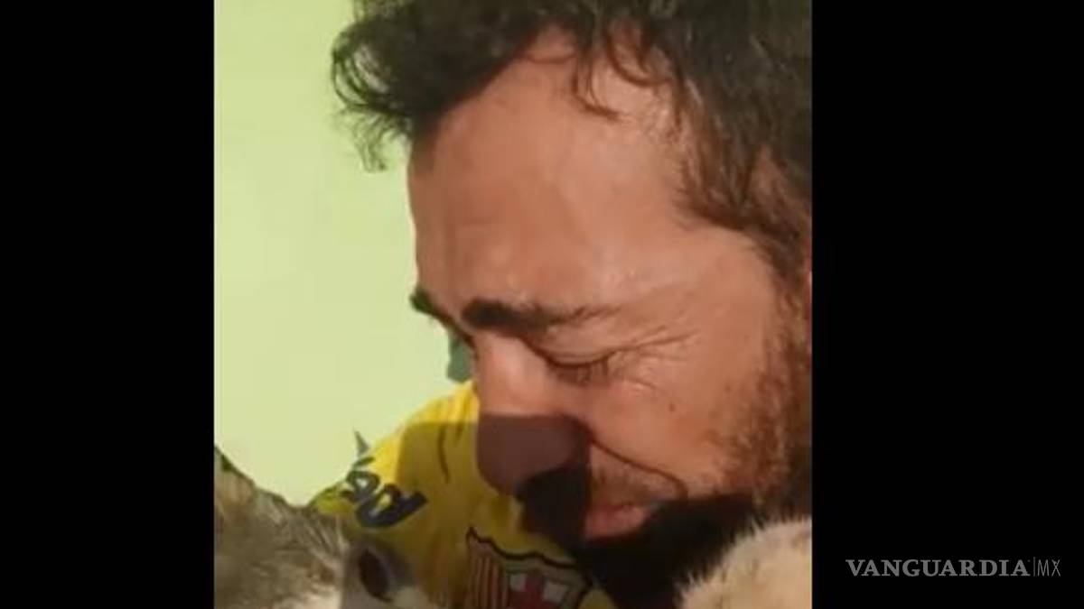 Muere envenenado el ‘gatito mochilero’; su humano, inconsolable