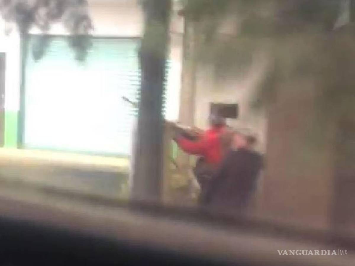 $!El Ejército de 'El Mencho'... más de 100 sicarios del Cártel Jalisco Nueva Generación bloquean vías de Michoacán (video)