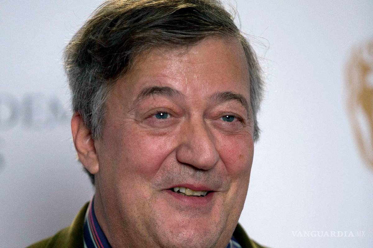 Stephen Fry habla de su experiencia con el cáncer en su cuenta de YouTube