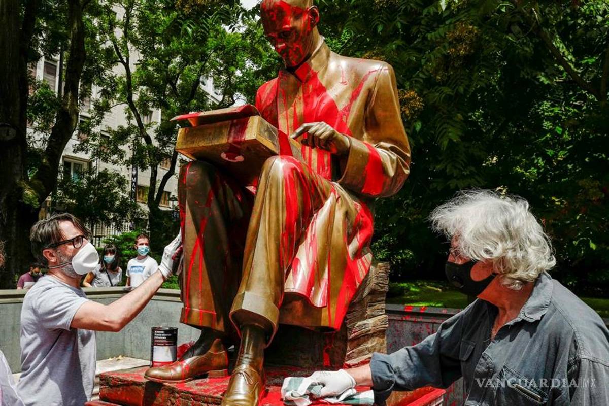 $!Monumentos y estatuas son víctimas de la ira y las protestas antirracistas en todo el mundo (fotos)