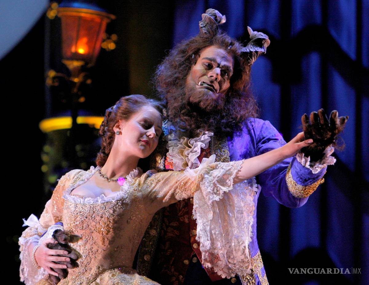 $!Un momento del musical La bella y la bestia, uno de los muchos que se han hecho en el mundo a partir de la adaptación del estudio Disney. EFE/Juan M. Espinosa