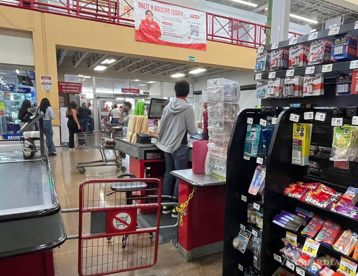 $!Banquitos pequeños y sin respaldo siguen siendo el único mobiliario disponible para trabajadores, pese a lo estipulado por la nueva ley.