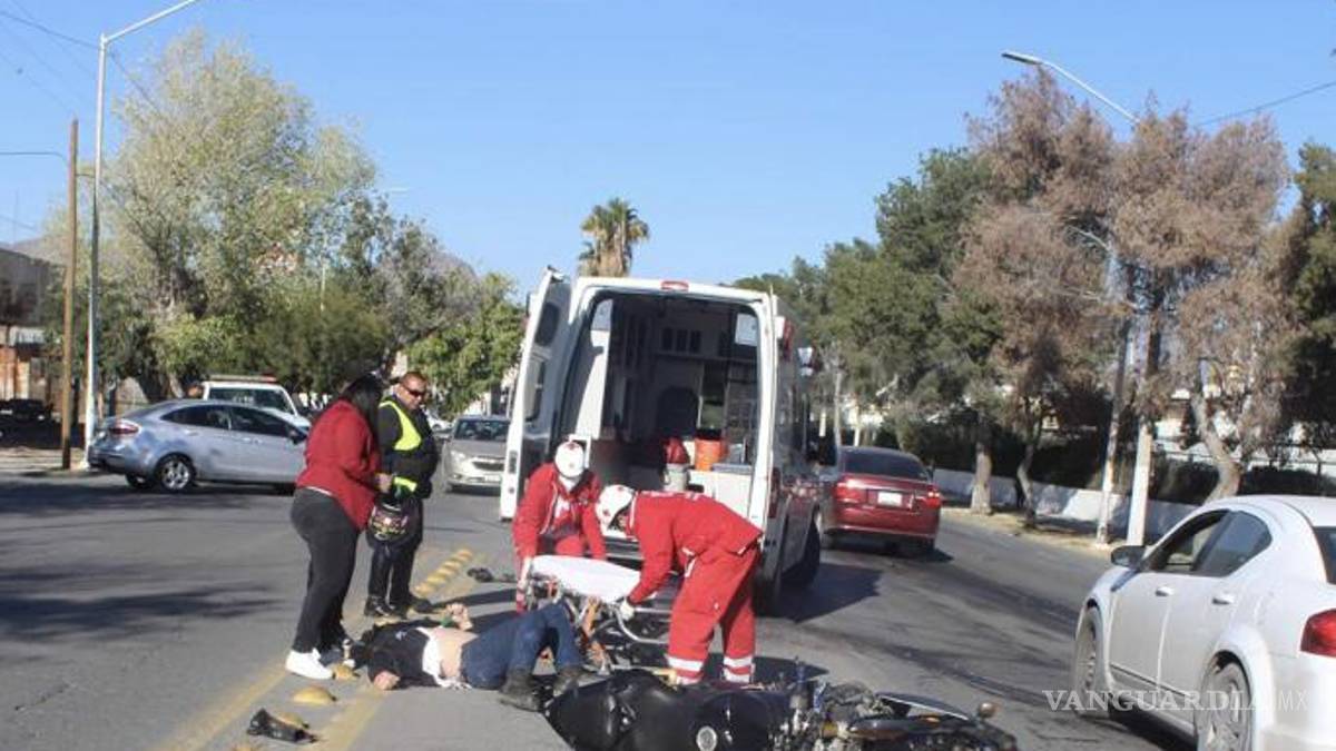 Auto no respeta alto y embiste a motociclista, en el centro de Saltillo