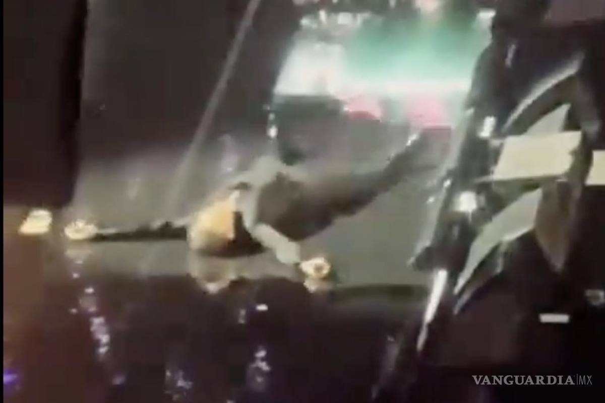 ¡Cayó con estilo! Luis Miguel resbala en pleno concierto sobre el escenario