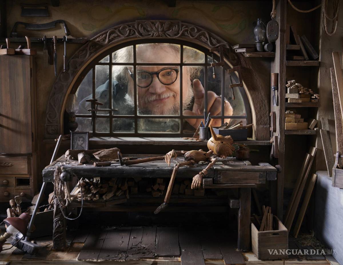 $!En esta imagen proporcionada por Netflix, Guillermo del Toro en el plató de Guillermo del Toro's Pinocchio (“Pinocho de Guillermo del Toro”). (Netflix vía AP)