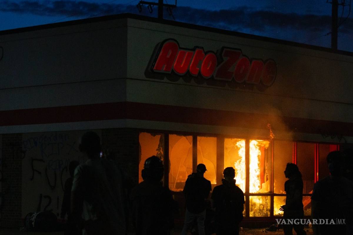 $!Violentas protestas y saqueos en Minneapolis por la muerte de George Floyd por abuso policial (fotos)