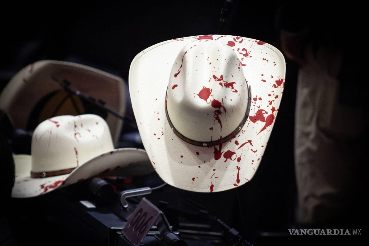 Con sombreros ‘ensangrentados’, honra Cámara de Diputados a Carlos Manzo