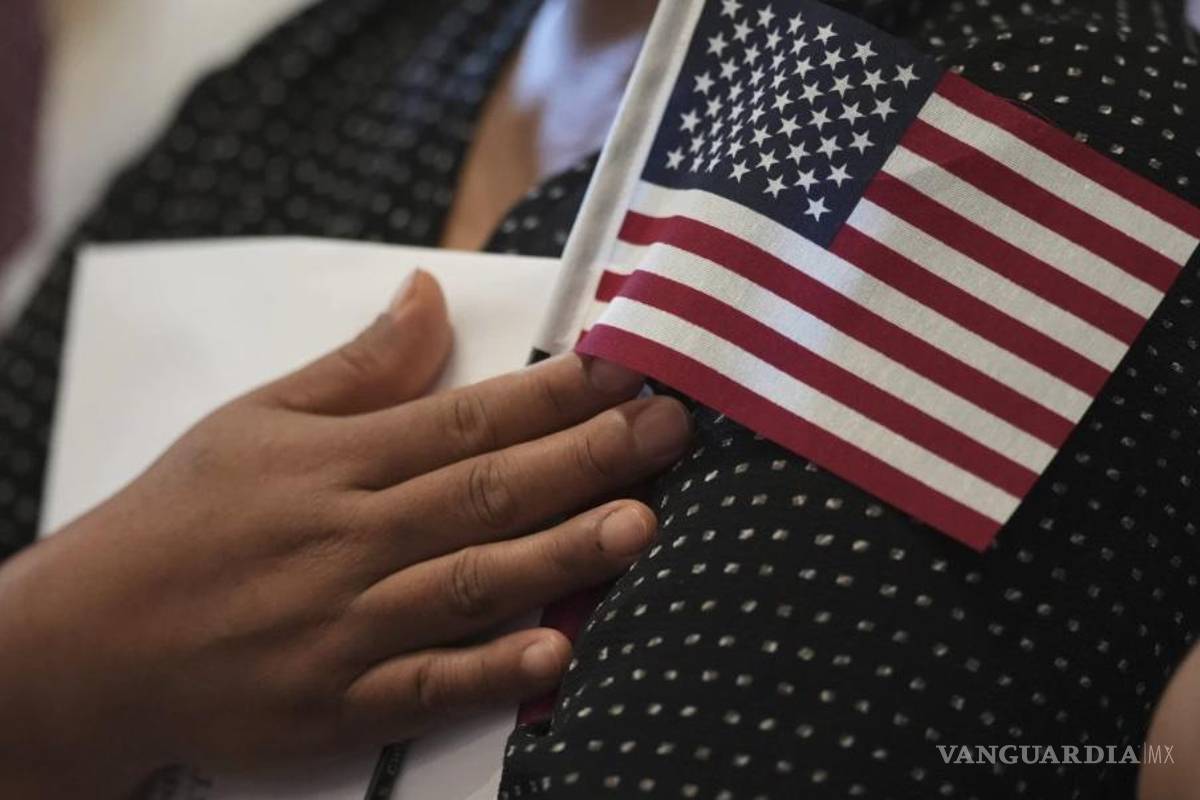 Desesperan aspirantes a ciudadanos de EU ante el bloqueo del sueño americano por parte de Trump