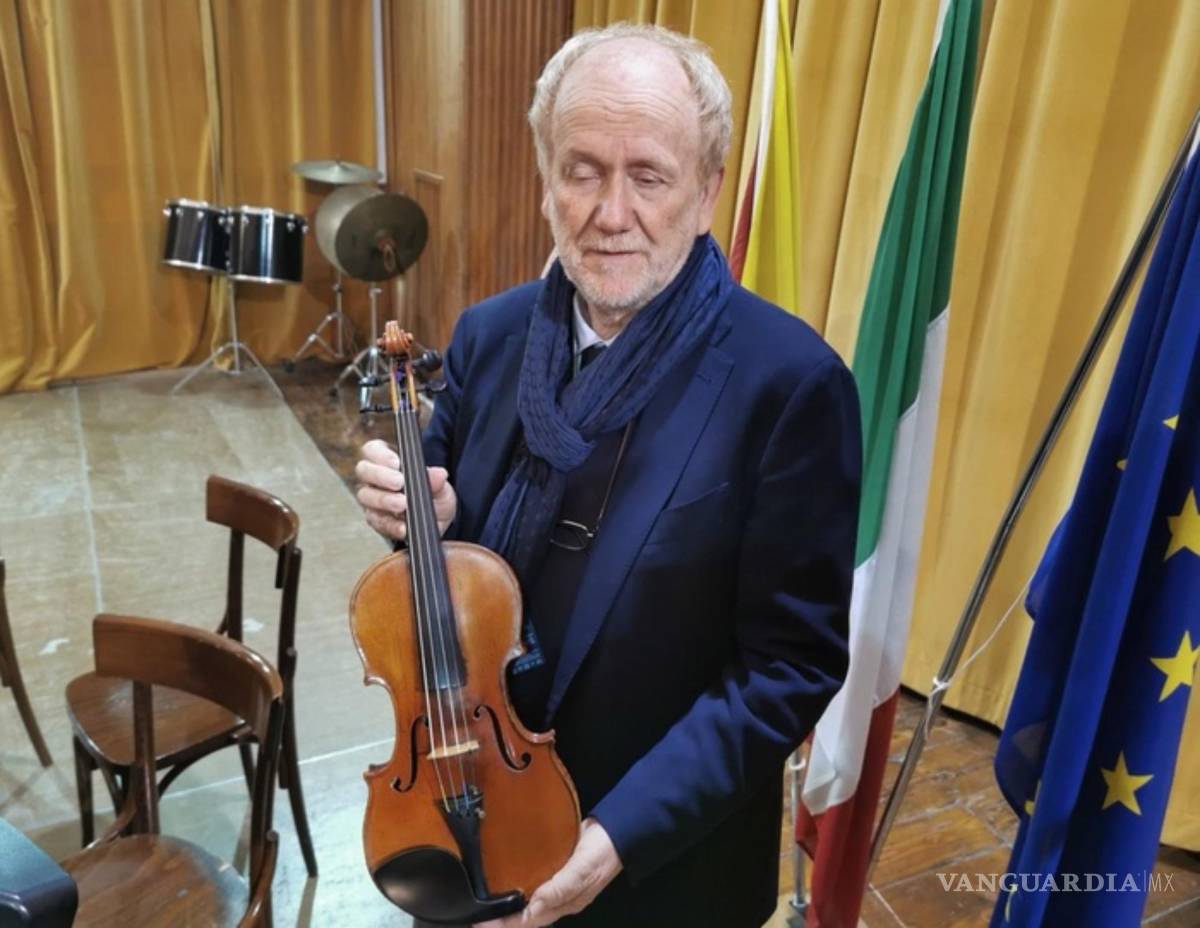 $!Italia recuperó un valioso violín, realizado en 1861 por el luthier Giuseppe Roca y valorado en 350,000 euros, dos décadas después de su robo.