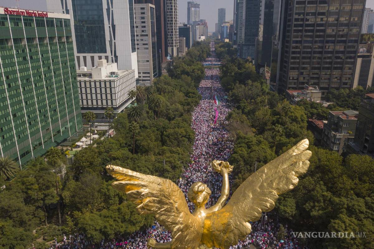 $!Fotografía tomada desde un drone donde se observa a miles de personas marchando este domingo por la avenida Paseo de la Reforma, en CDMX.