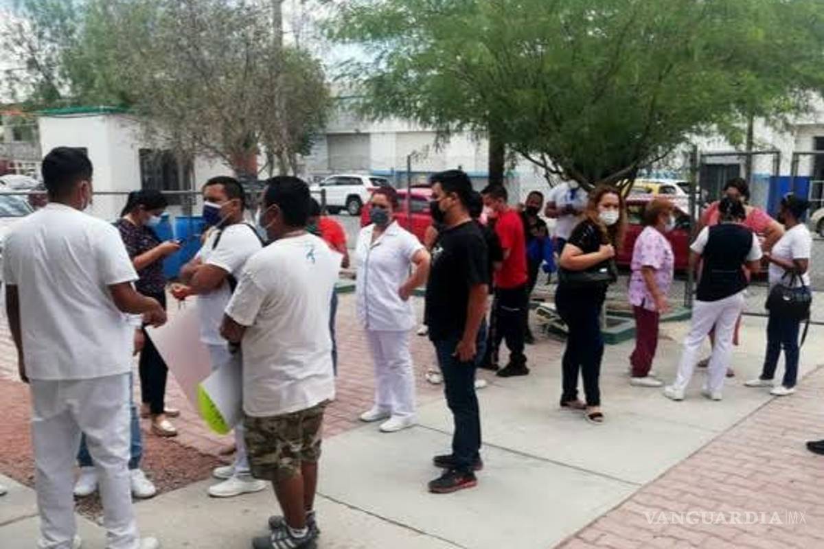 Médicos y enfermeras de Torreón protestan por despidos tras descenso de la pandemia