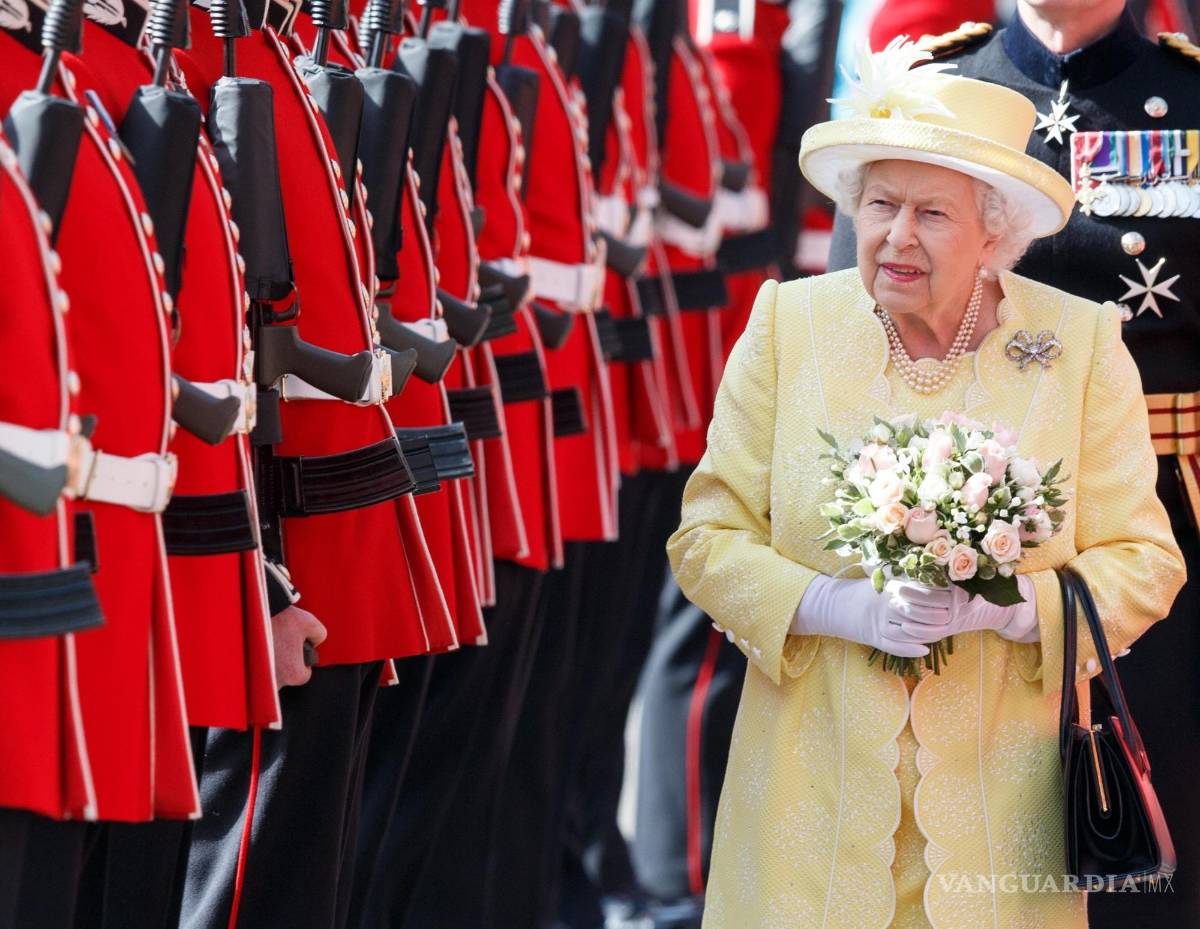 $!La reina Isabel II asiste a la ceremonia de las llaves en el Palacio de Holyroodhouse en Edimburgo, Escocia (Reino Unido). EFE/EPA/Robert Perry