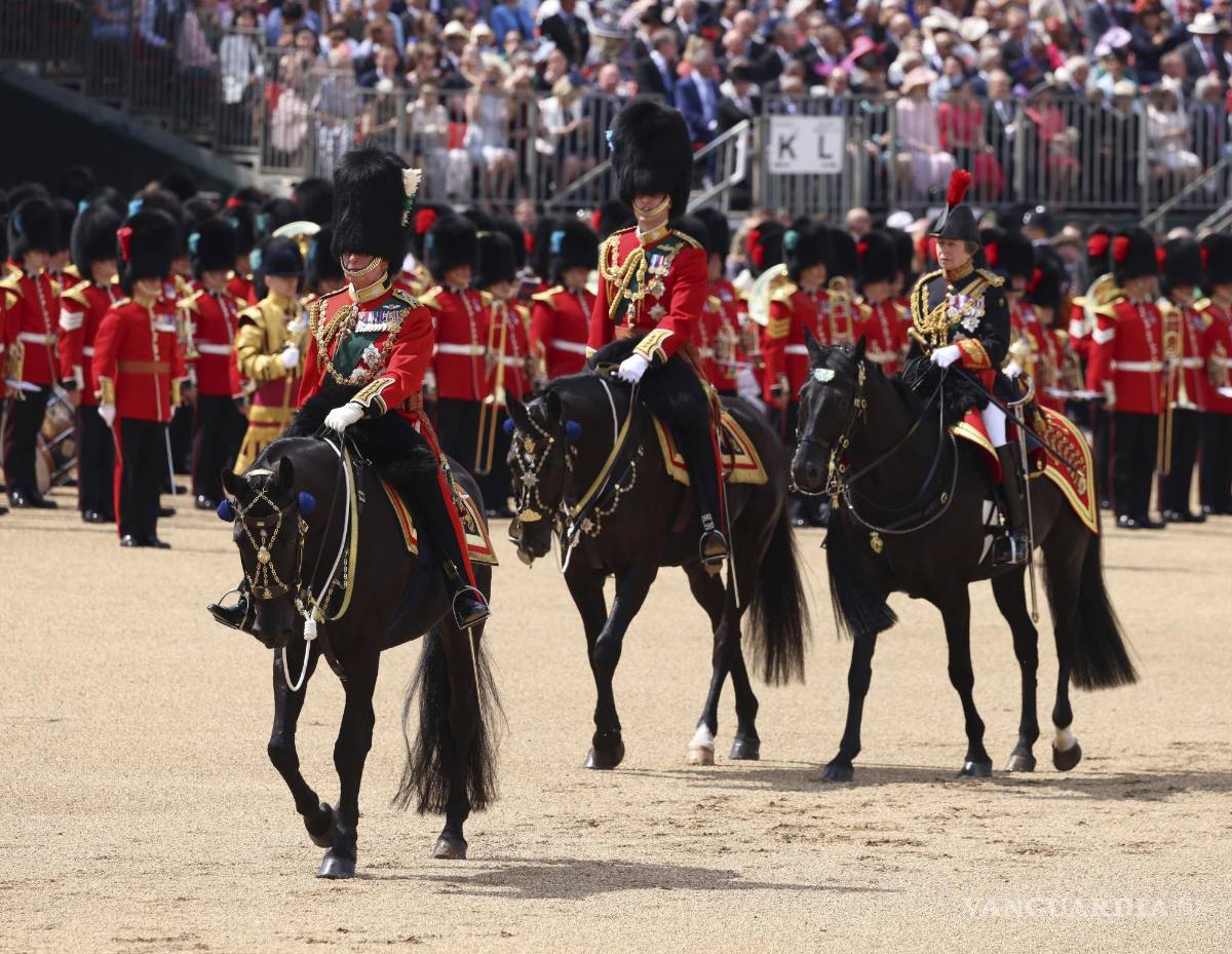 $!El Príncipe Carlos, el Príncipe Guillerno y la Princesa Anna durante Trooping the Color en Londres.