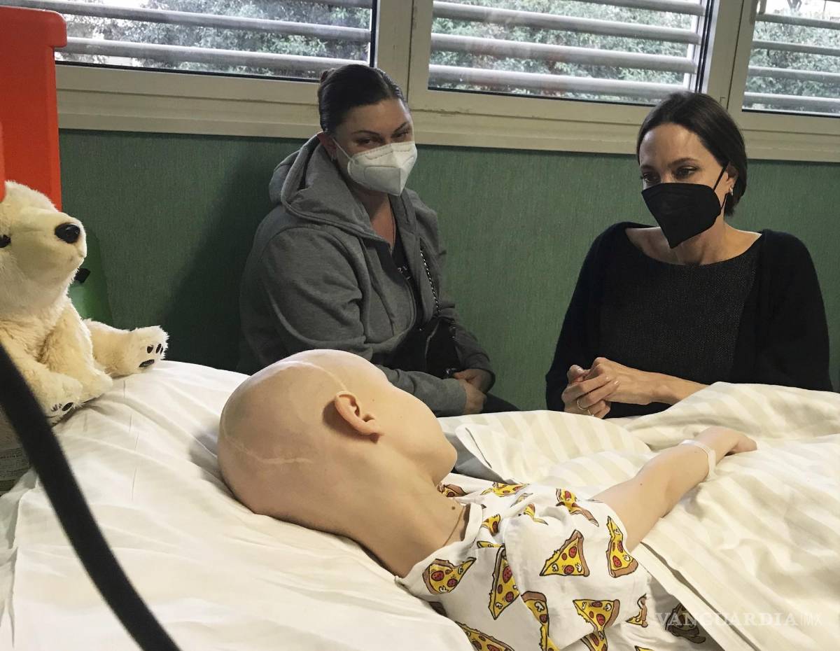 $!La actriz Angelina Jolie, a la derecha, visita a un paciente joven de Ucrania el en el hospital pediátrico Bambino Gesu de Roma.