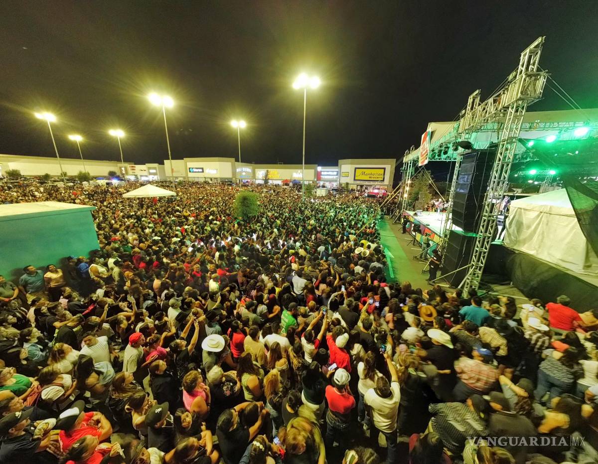 $!El Poder del Norte encendió la noche en Saltillo con temas clásicos que hicieron vibrar al público.