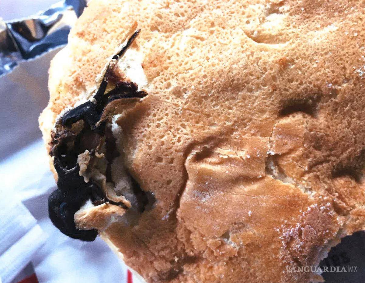 $!Encuentran una aguja en una hamburguesa de McDonalds ¡Es mejor comer en casa!