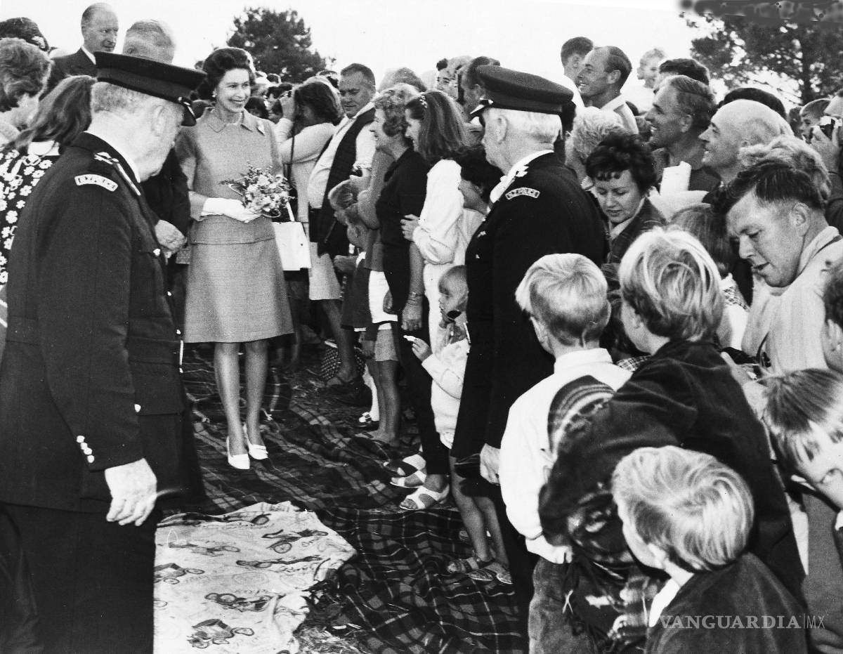 $!Residentes locales que esperaron por horas para saludar a la reina Isabel II de Gran Bretaña tras su llegada a Mercury Bay, Nueva Zelanda el 23 de marzo de 1970. AP