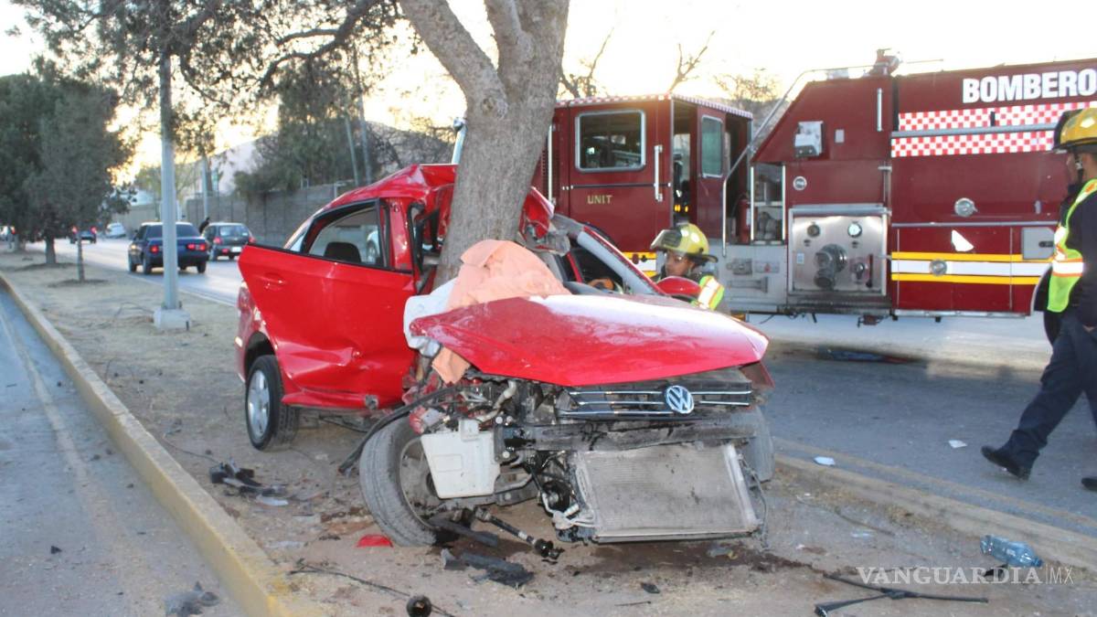 ¿Maldición del auto rojo?... se salva de milagro tras impactarse contra árbol en Saltillo