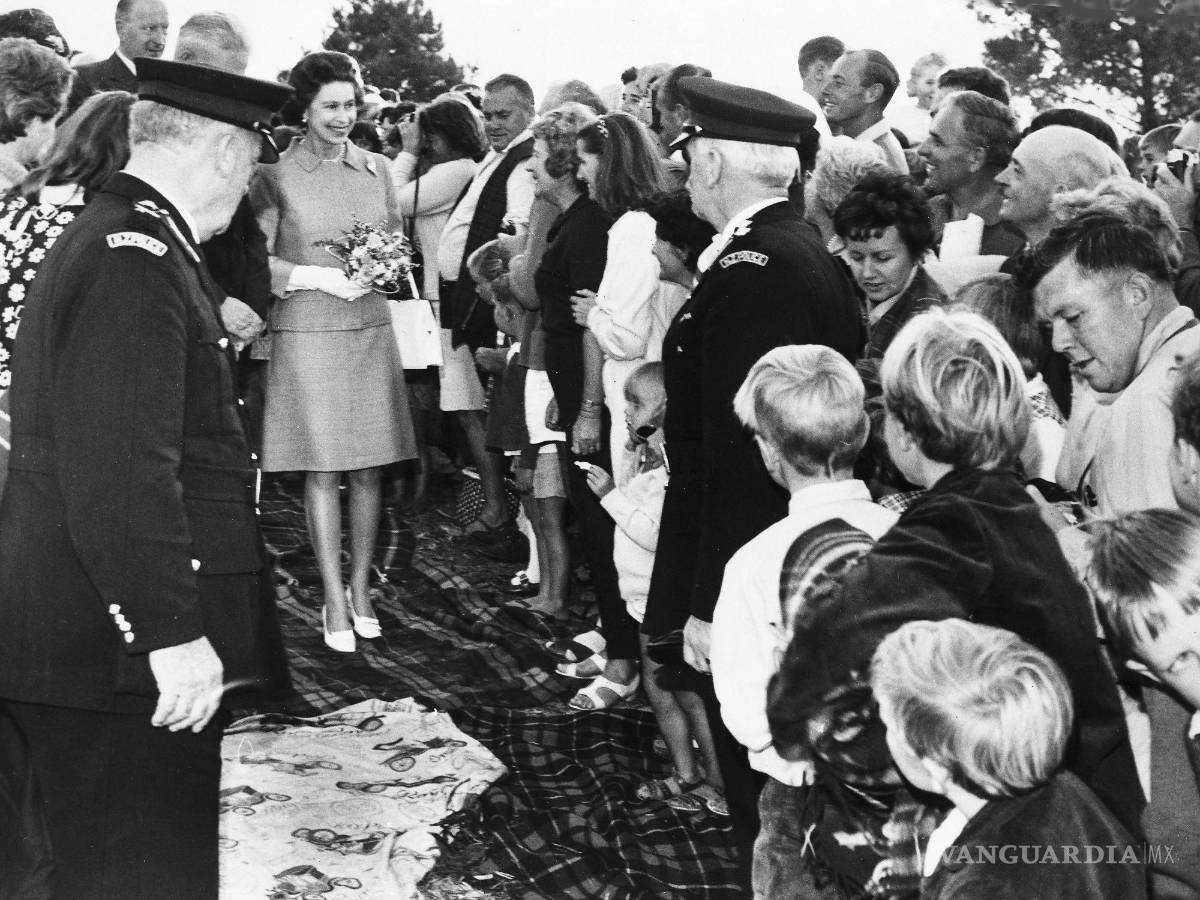 $!Residentes locales que esperaron por horas para saludar a la reina Isabel II de Gran Bretaña tras su llegada a Mercury Bay, Nueva Zelanda el 23 de marzo de 1970. AP