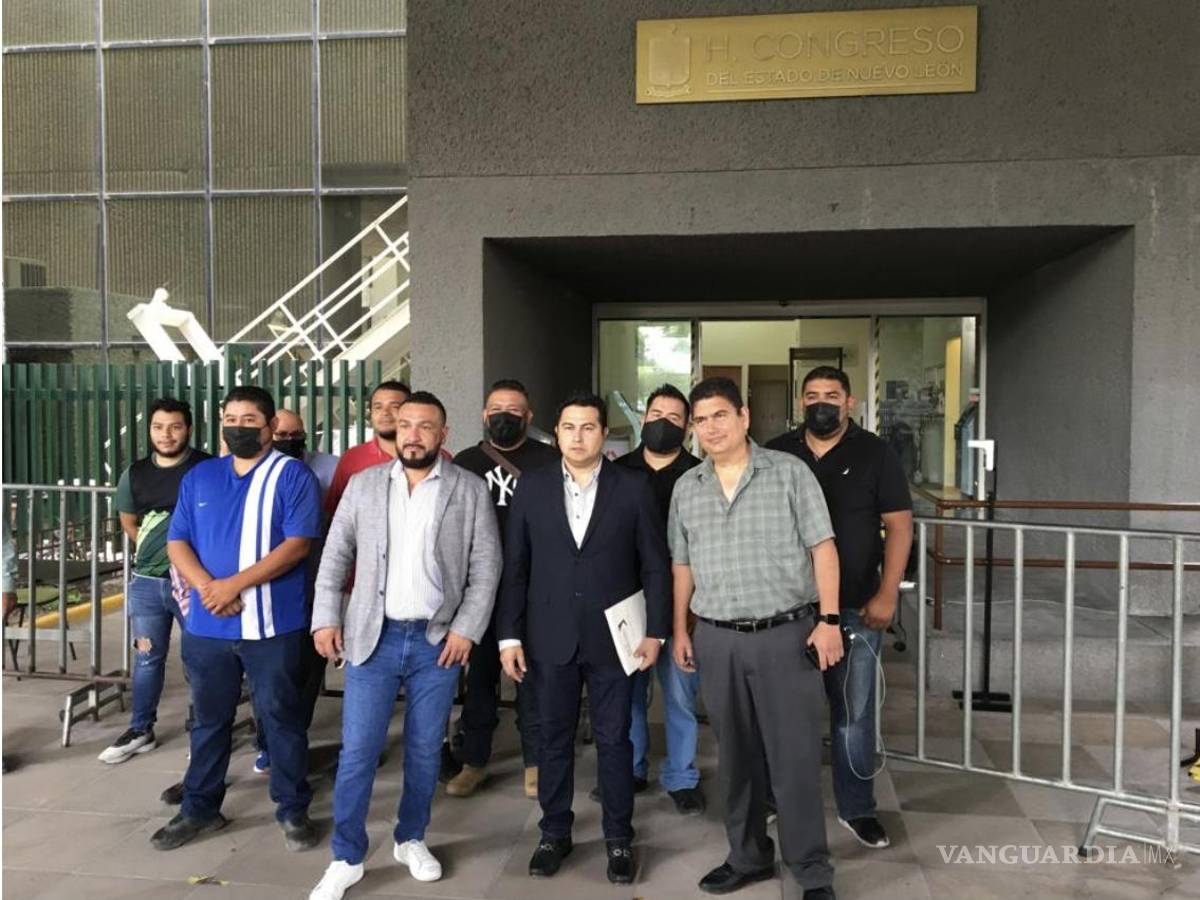 $!Al centro, el que quiere ser parte del Consejo Ciudadano de Seguridad Pública, de NL, a pesar del influyentismo que lo libró de ser detenido en un retén antialcohólico.