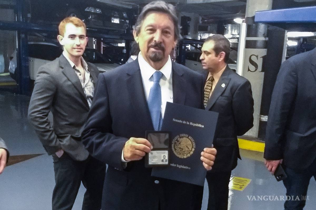 Después de 12 años, Napoleón Gómez Urrutia regresa a México para registrarse como senador