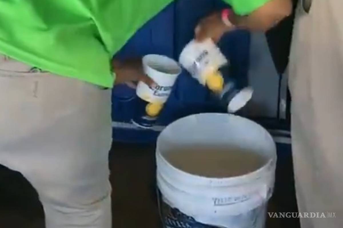 Captan a vendedora del TSM sirviendo cerveza de una 'peculiar' manera