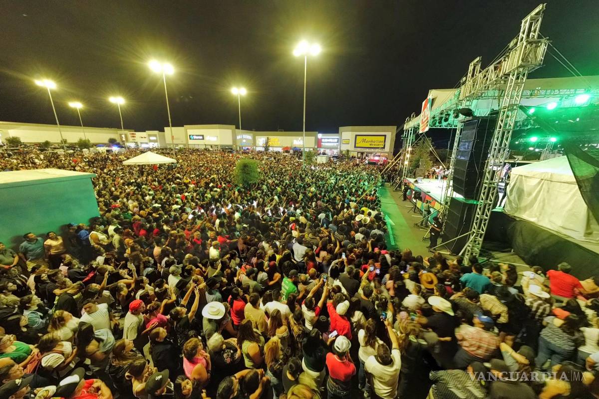 $!El Poder del Norte encendió la noche en Saltillo con temas clásicos que hicieron vibrar al público.