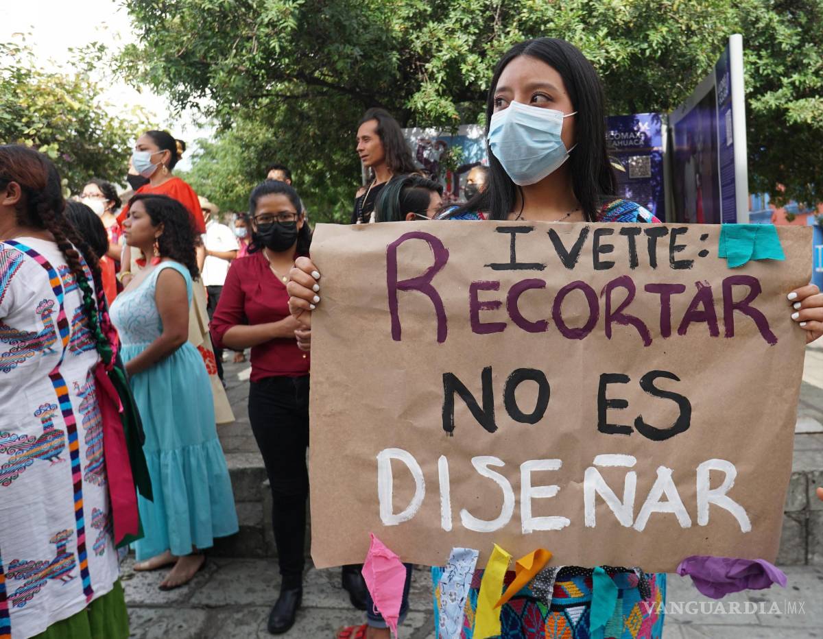 $!Artesanas e indígenas participan en una protesta contra el gobernador de Oaxaca, Alejandro Murat, en Mitla, estado de Oaxaca (México).