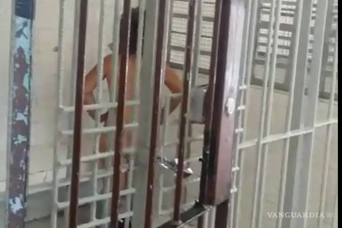 Mujer que paseaba en tanga en el Aeropuerto de Torreón recibe agresión por parte de policías