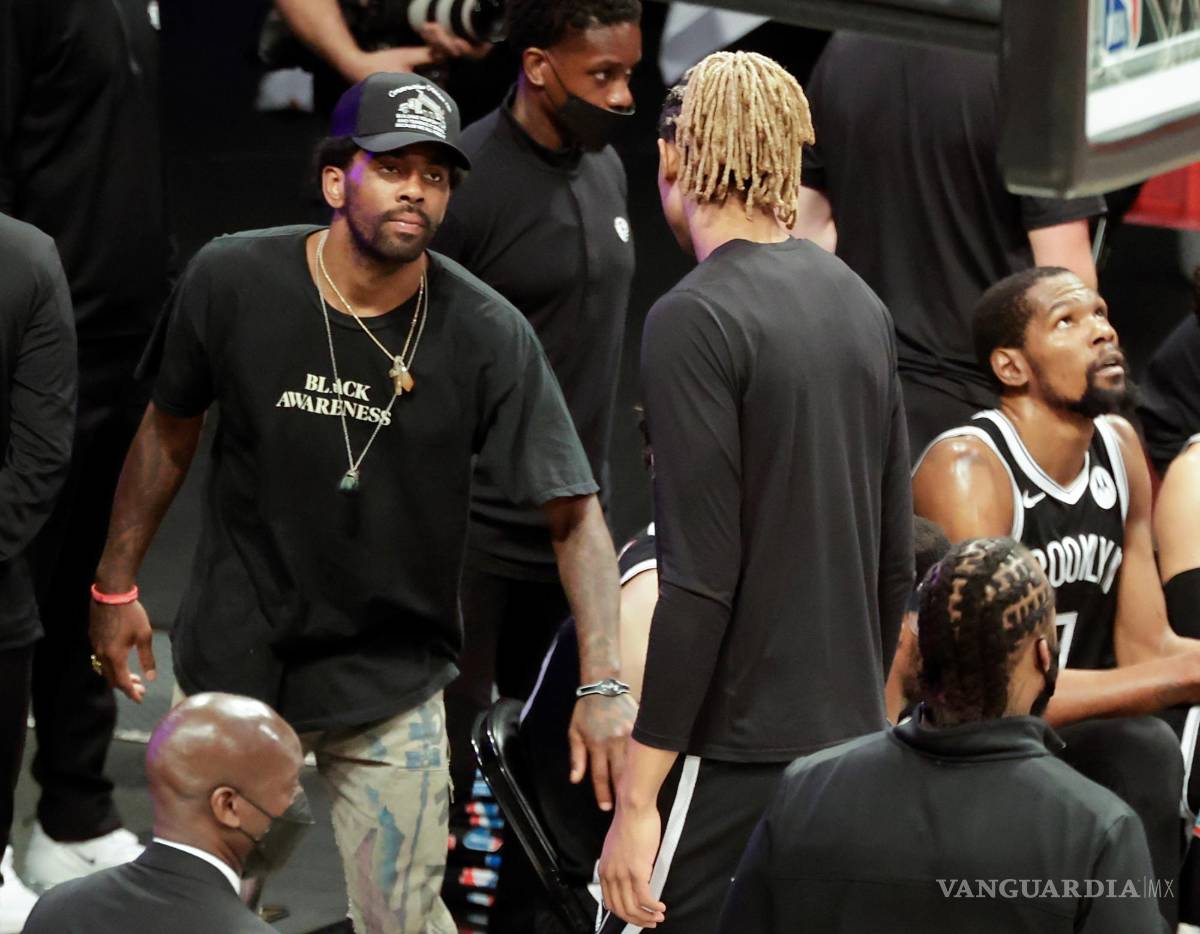 $!Kyrie Irving (izquierda), base de los Brooklyn Nets, es baja en su equipo por su negativa a vacunarse. EFE/EPA/Jason Szenes