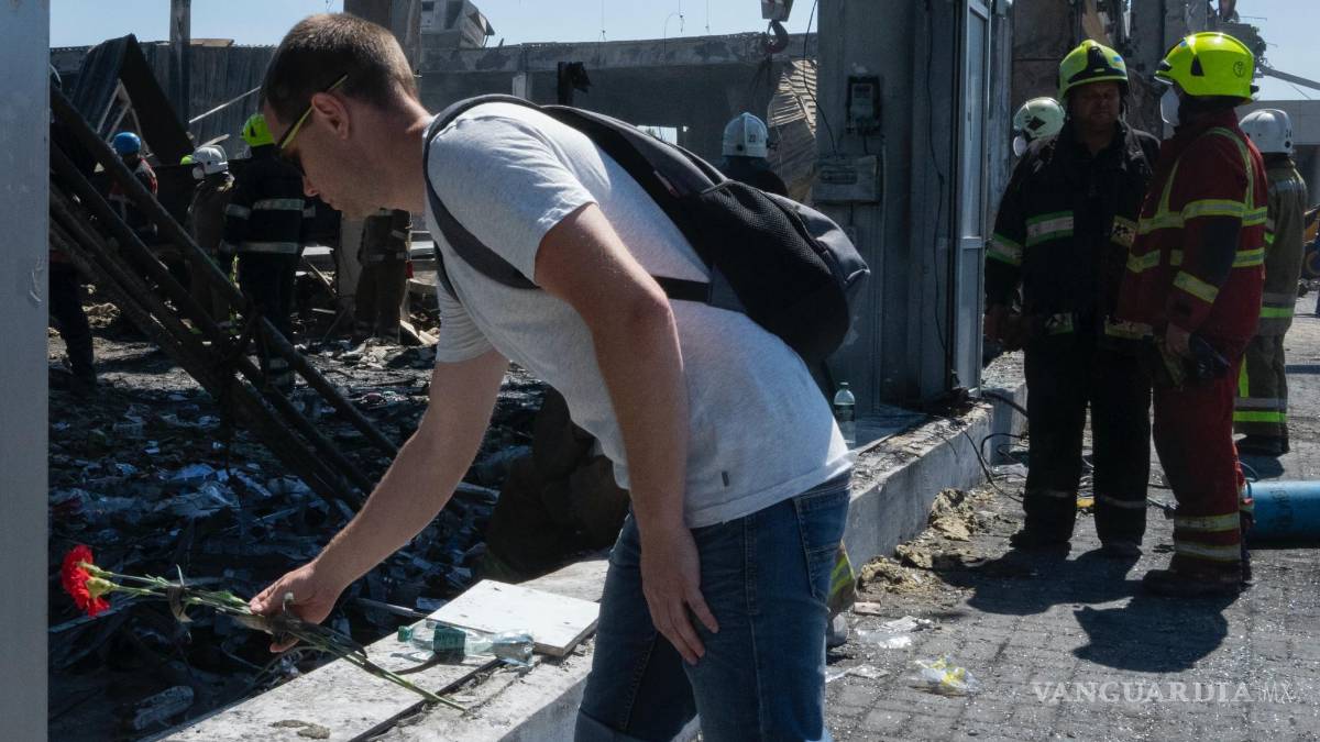Rescatistas buscan víctimas en centro comercial ucraniano bombardeado por Rusia