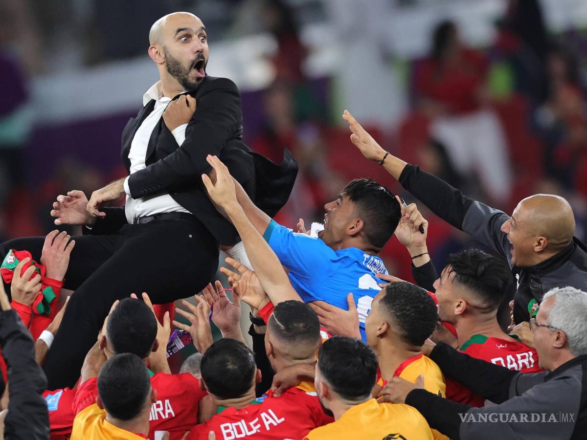 $!Walid Regragui celebra junto con su cuerpo técnico y futbolistas.