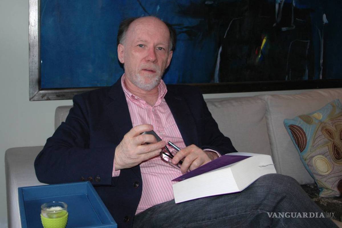 Recupera Andrés Hoyos la memoria festiva y convulsa de Colombia