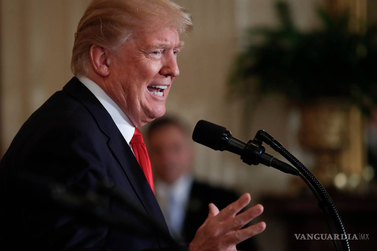 Trump ataca, luego defiende la vigilancia gubernamental