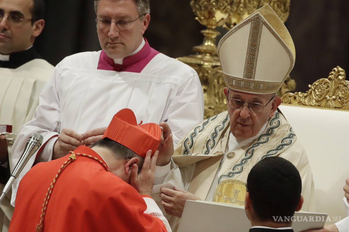 $!20/06/2018. El entonces cardenal Giovanni Angelo Becciu recibe la birreta roja de tres picos del papa Francisco en la Basílica de San Pedro del Vaticano.