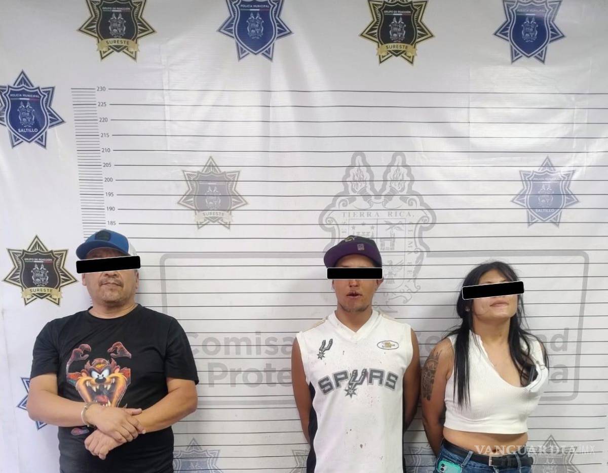 $!Elementos de la Policía Municipal Preventiva realizaron la detención de tres personas luego de una riña registrada frente a un bar de la calle Victoria.