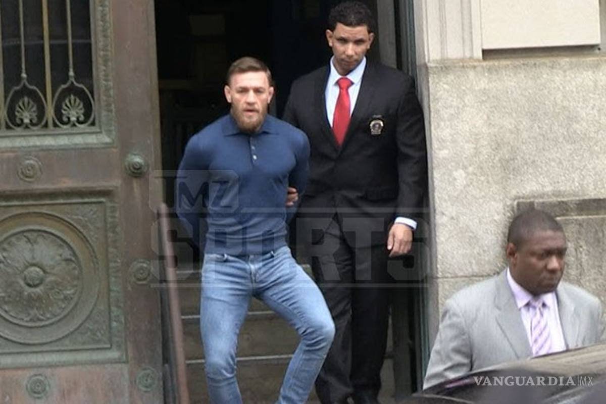 Conor McGregor salió de la estación de policía esposado