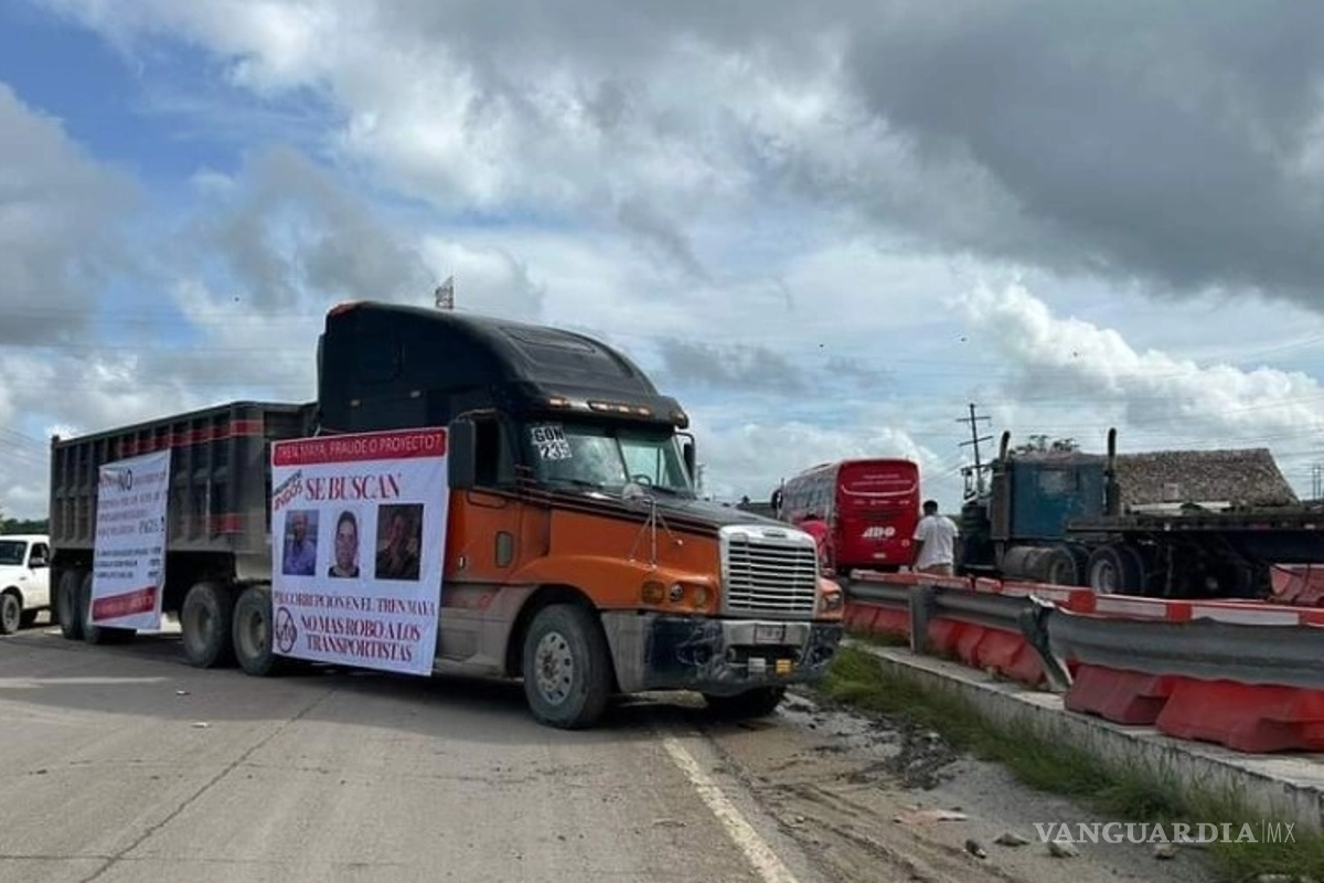 Transportistas bloquean carreteras por adeudos del Tren Maya; señalan a la Sedena