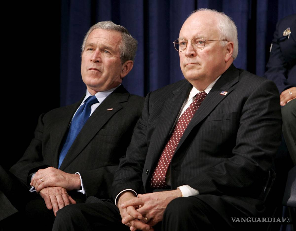 $!El presidente de Estados Unidos, George W. Bush y el vicepresidente Dick Cheney en la ceremonia de juramentación del nuevo secretario de Defensa, Robert Gates.