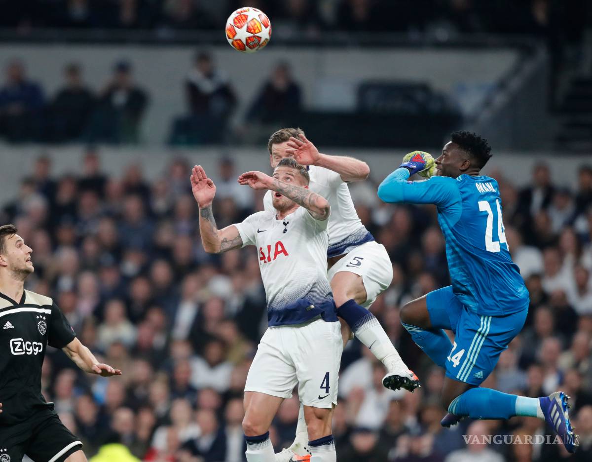 $!El terrible accidente que sufrió un jugador del Tottenham en su derrota frente al Ajax