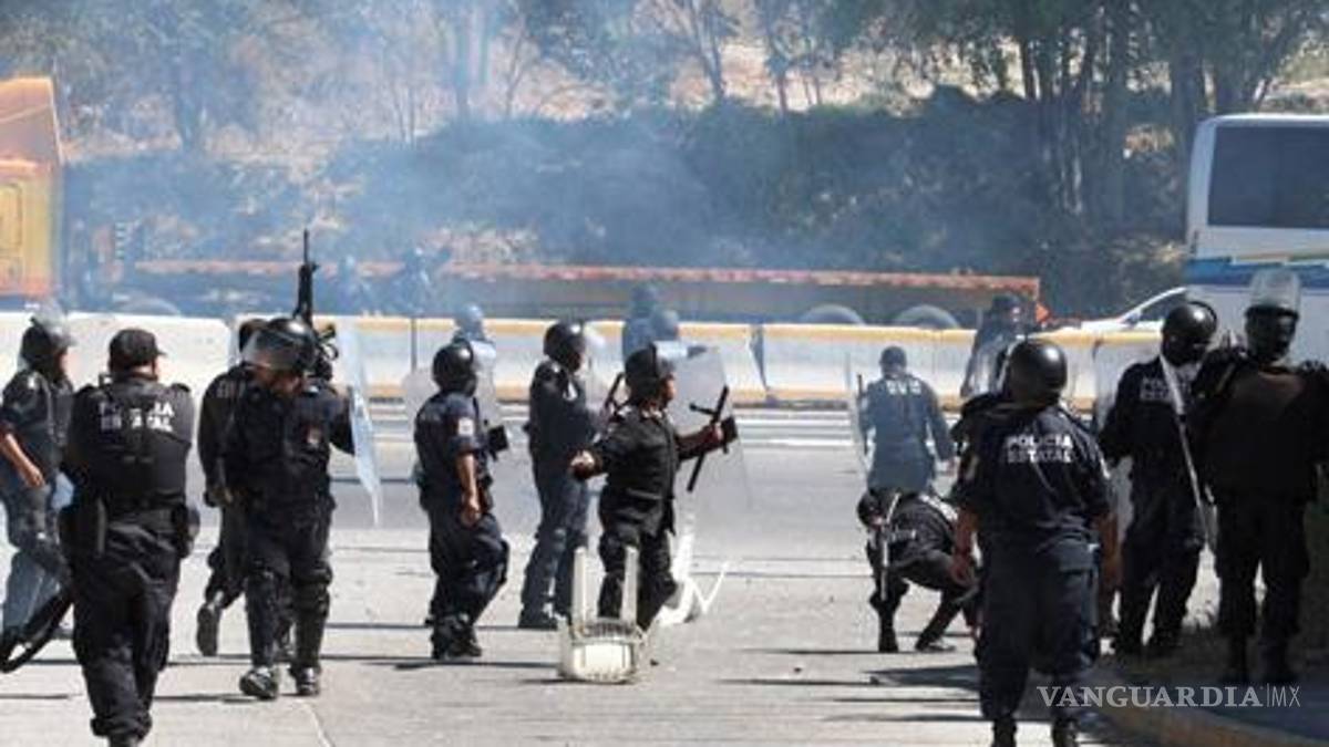 Normalistas de Ayotzinapa piden seguir juicio a ex procurador