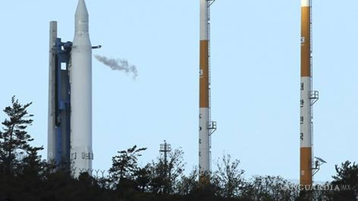 Corea del Norte instala la última fase del cohete que lanzará este mes