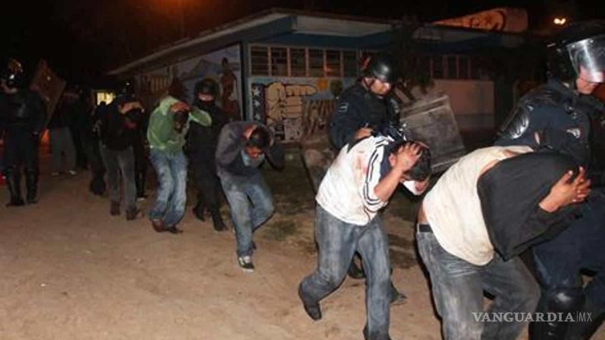 Maestros de la CNTE toman casetas de peaje en Michoacán