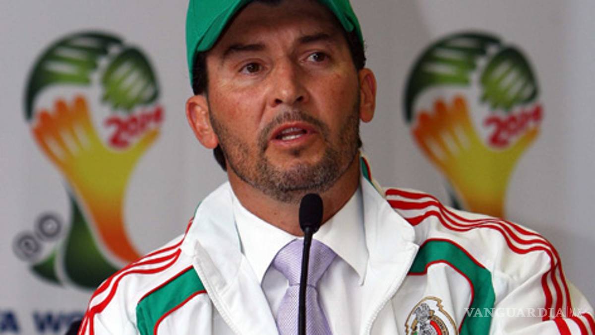 Pese a todo, 'Chicharito' no tiene titularidad en el Tri: Chepo
