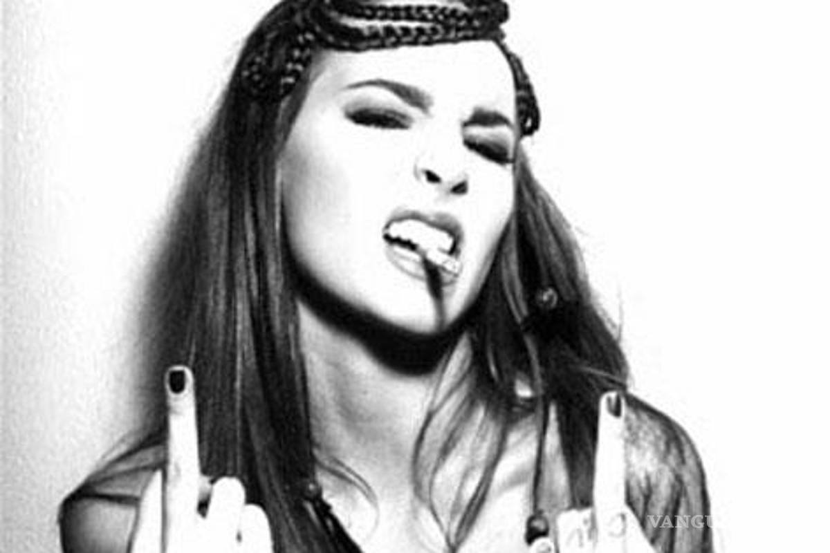 Belinda se une a las famosas de la "Britney señal"