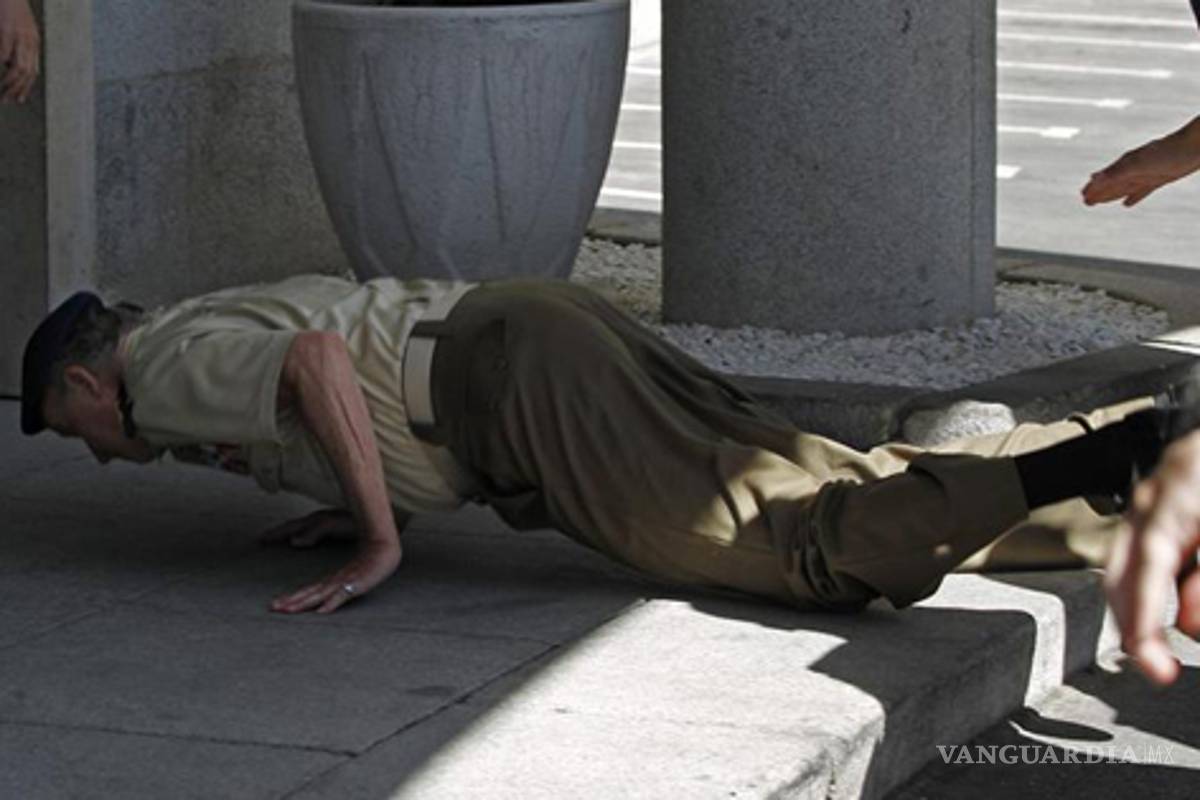 Rey de España sufre caída en visita a sede militar