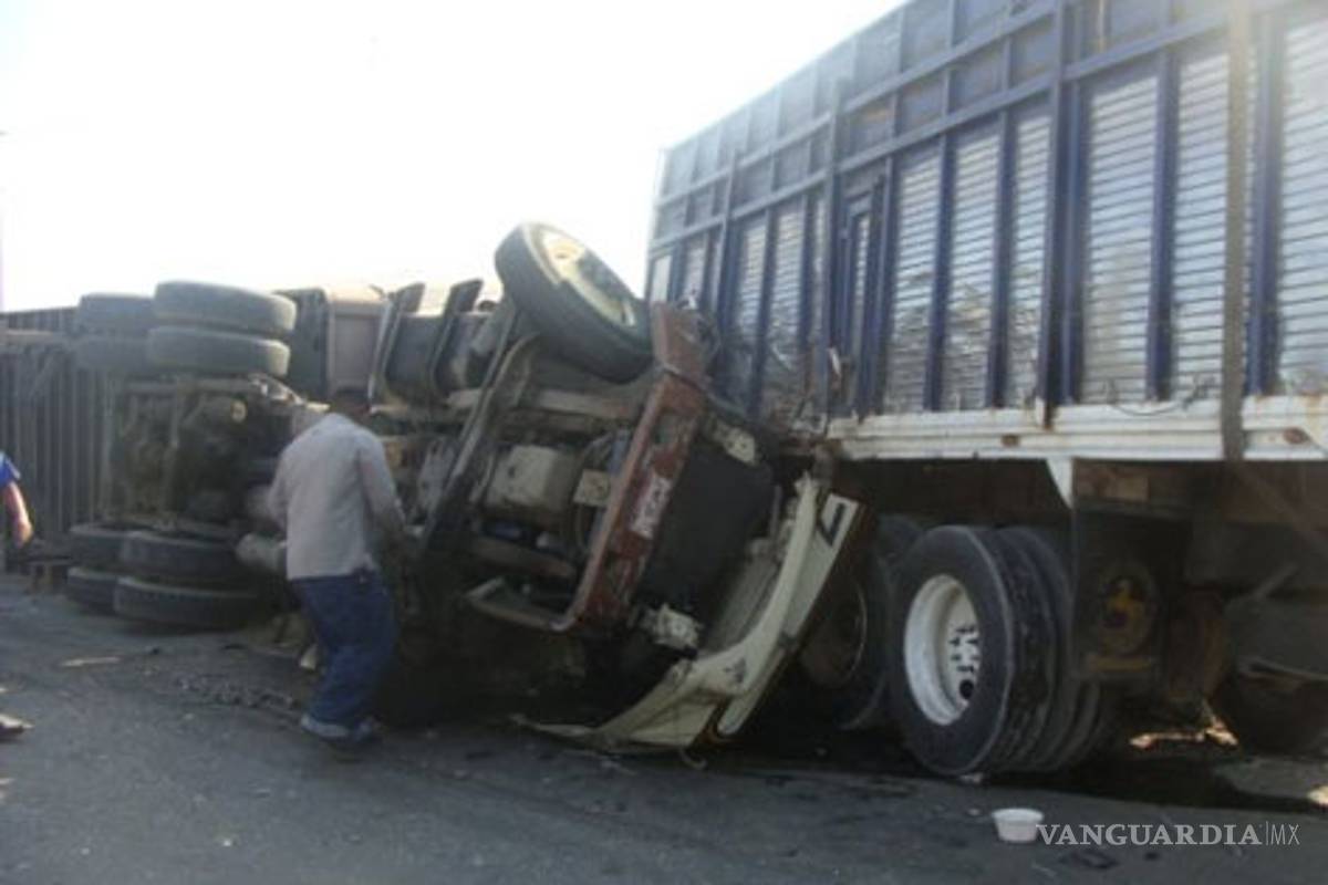 Vuelca camión tortón con jornaleros en Oaxaca; un muerto y 11 heridos