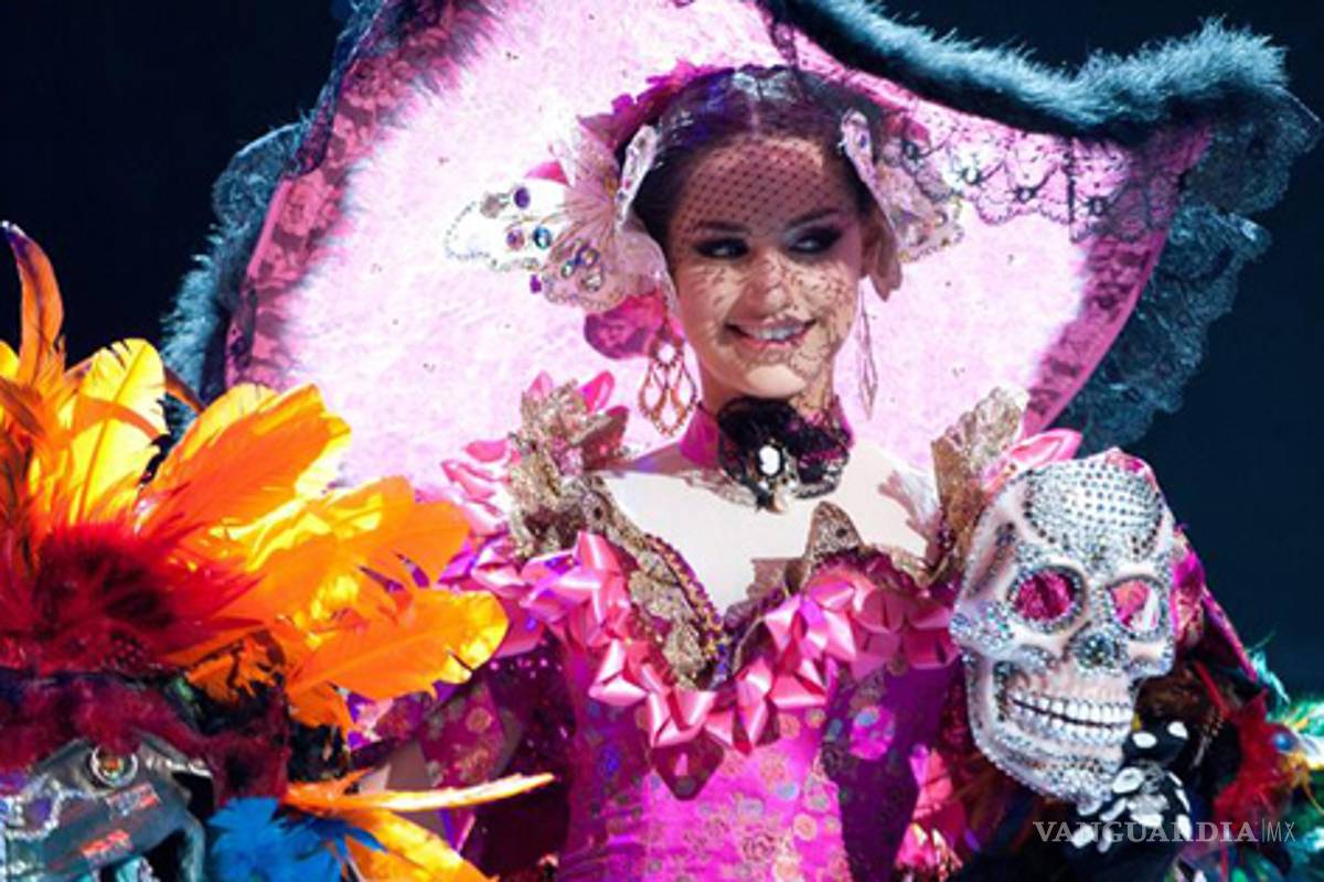 Aspirantes a Miss Universo, en traje típico